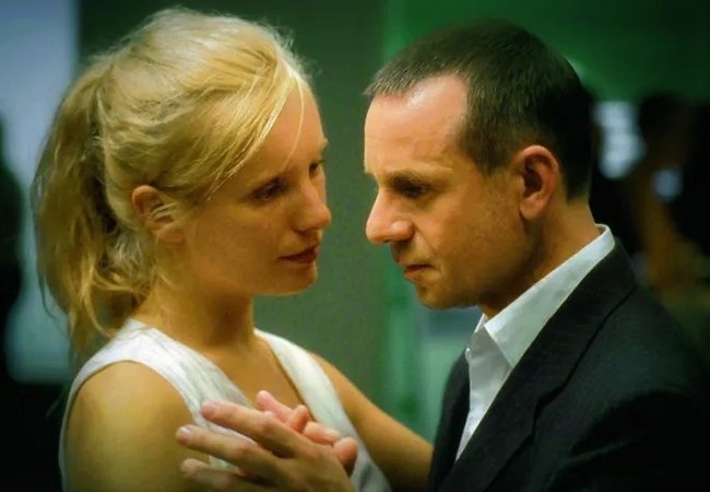 Viktor (Joachim Król) verliebt sich in Nina (Nadja Uhl).
