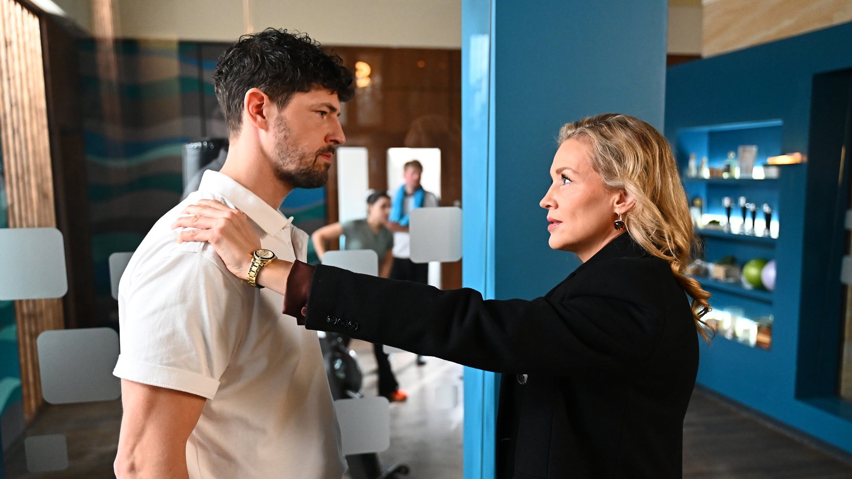 Mika (Daniel Noah) wird vom Auftauchen seiner forschen Partnerin in Crime ausgebremst. Rechts Rosalie Hermann (Verena Kringe)