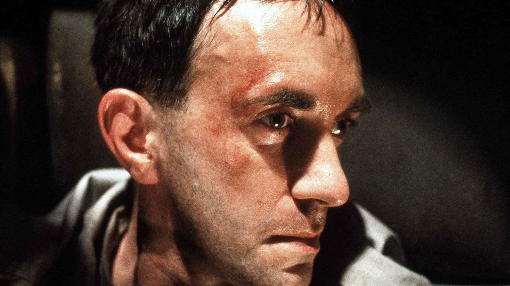 BRAZIL BRAZIL JONATHAN PRYCE Date: 1985. Strictly editorial use only in conjunction with the promotion of the film. Credit line mandatory. This image is copyright of the film company and is supplied under the terms of issue as film still. No commercial or book cover use permitted without prior consent from the film company. PUBLICATIONxINxGERxSUIxAUTxONLY Mandatory credit line: Image courtesy EMBASSY INTERNATIONAL PICTURES/UNIVERSAL / Ronald Grant Archive / Mary Evans 