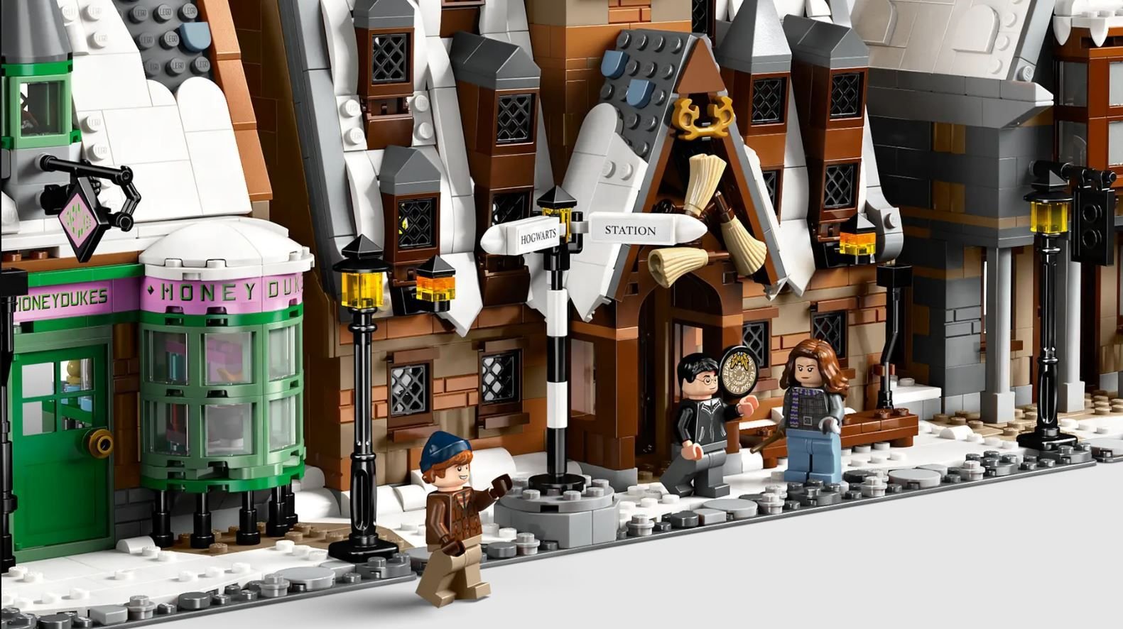 Detailaufnahme des neuen LEGO-Sets des Dorfes Hogsmeade.