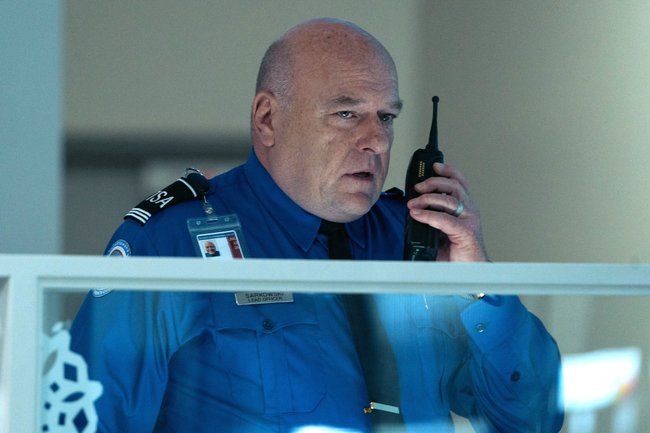 Dean Norris spielt ebenfalls einen Sicherheitsmitarbeiter.