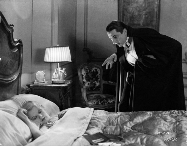 Dracula schleicht sich an sein schlafendes Opfer heran.
