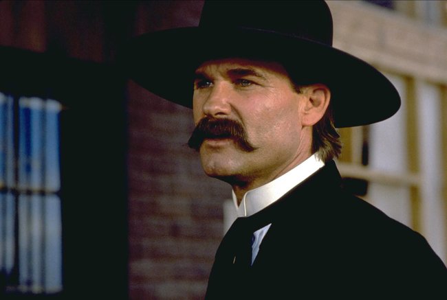 Wyatt Earp (Kurt Russell) will den Frieden im Örtchen wahren.