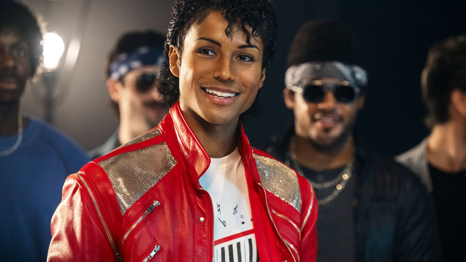 -K-nnte-nicht-gl-cklicher-sein-Erster-Biopic-Trailer-bringt-den-King-of-Pop-zur-ck