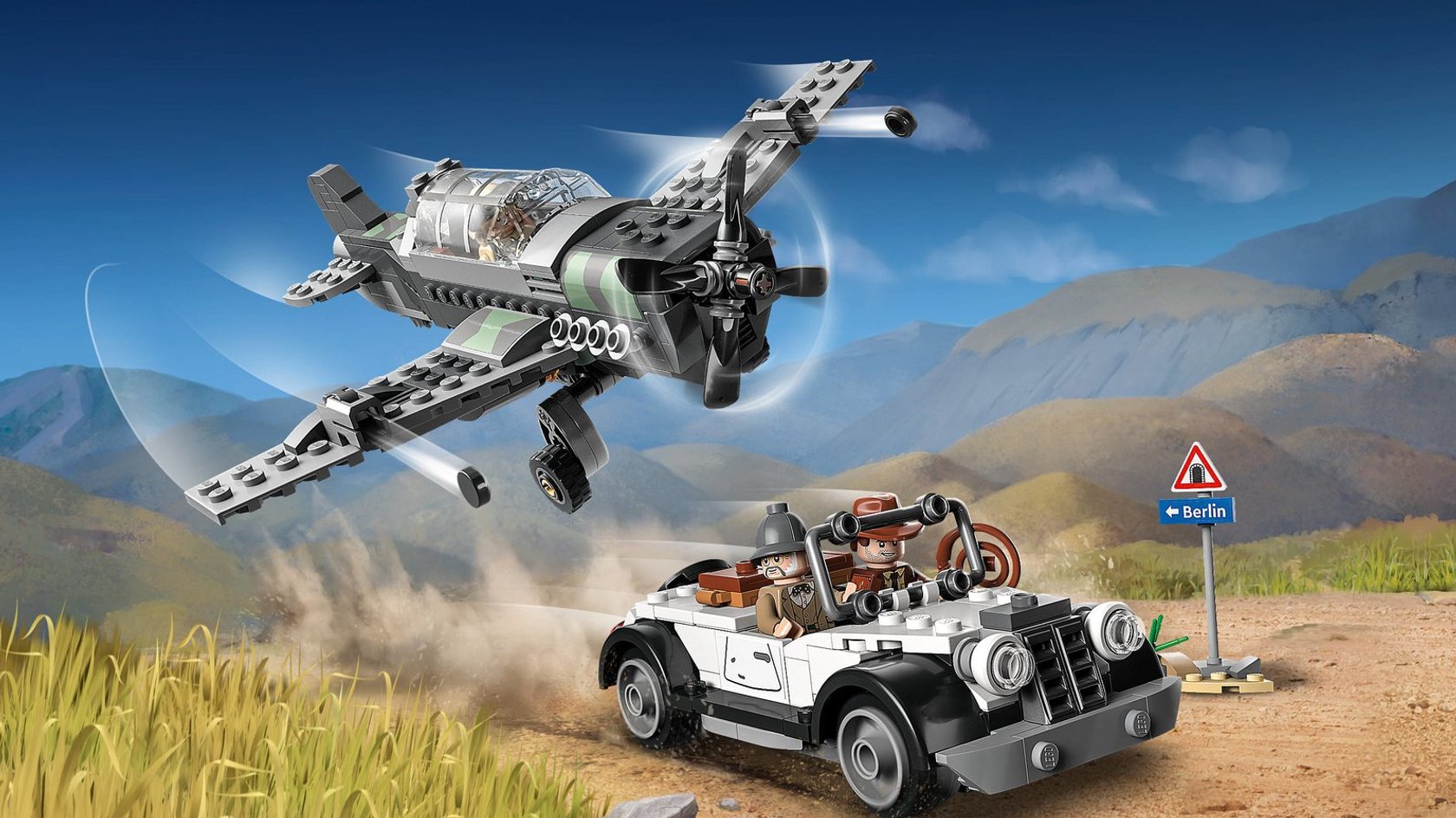 Indiana Jones aus LEGO auf der Flucht vor einem Flugzeug.