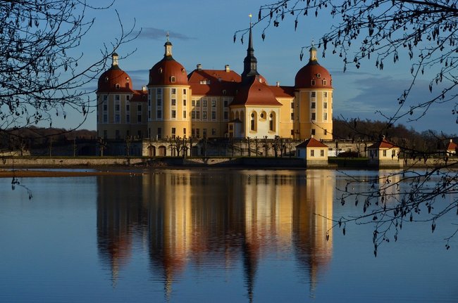 Der Blick auf Schloss Moritzburg über die Seen.