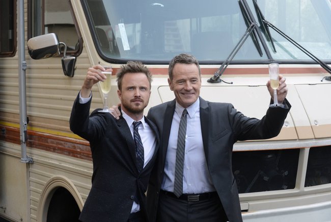 Bryan Cranston und Aaron Paul vor dem Camper in den Sony Pictures Studios