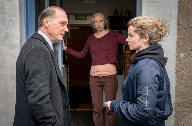 ARD/MDR TATORT: NACHTSCHATTEN, am Donnerstag (01.01.26) um 20:15 Uhr im ERSTEN.
Peter Schnabel (Martin Brambach, li.) und Leonie Winkler (Cornelia Gröschel) ermitteln, ihr Weg führ sie zur Adresse eines Verdächtigen; Mareike Klann (Mélanie Fouché) öffnet.
© MDR/MadeFor/Steffen Junghans, honorarfrei - Verwendung gemäß der AGB im engen inhaltlichen, redaktionellen Zusammenhang mit genannter MDR-Sendung bei Nennung "Bild: MDR/MadeFor/Steffen Junghans" (S2+). MDR/HA Kommunikation, 04360 Leipzig, Tel: (0341) 300 6477 oder - 6463 ARD/MDR TATORT: NACHTSCHATTEN, am Donnerstag (01.01.26) um 20:15 Uhr im ERSTEN.
Peter Schnabel (Martin Brambach, li.) und Leonie Winkler (Cornelia Gröschel) ermitteln, ihr Weg führ sie zur Adresse eines Verdächtigen; Mareike Klann (Mélanie Fouché) öffnet.
© MDR/MadeFor/Steffen Junghans, honorarfrei - Verwendung gemäß der AGB im engen inhaltlichen, redaktionellen Zusammenhang mit genannter MDR-Sendung bei Nennung "Bild: MDR/MadeFor/Steffen Junghans" (S2+). MDR/HA Kommunikation, 04360 Leipzig, Tel: (0341) 300 6477 oder - 6463