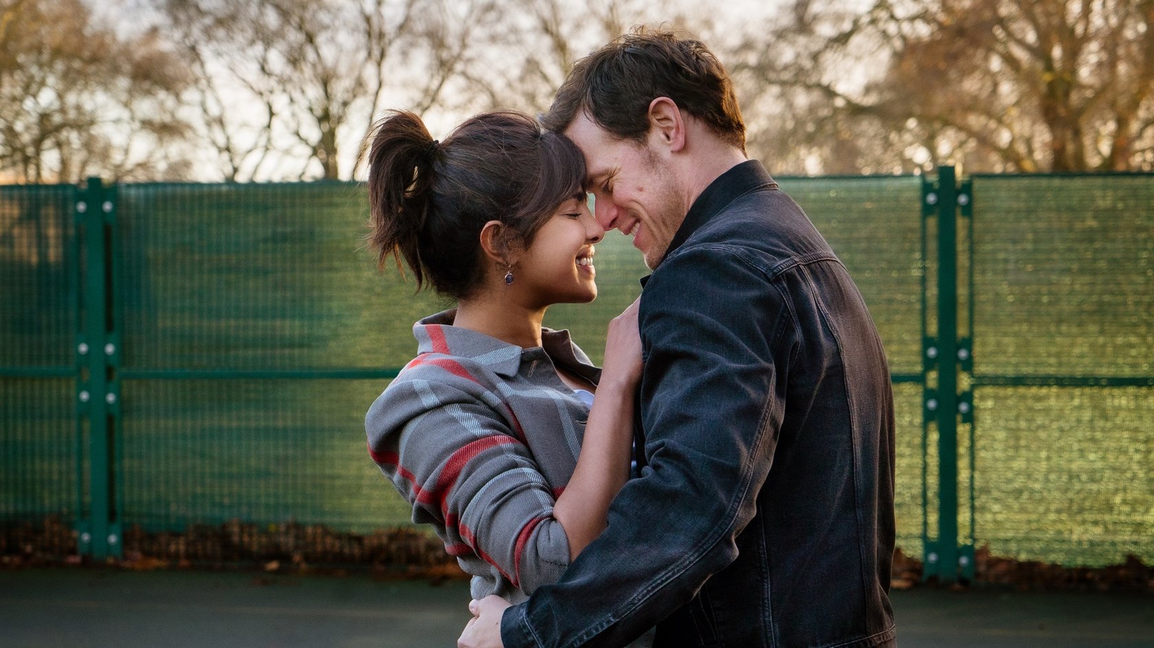 Mira (Priyanka Chopra) endteckt in Rob (Sam Heughan) ihre neue Liebe.