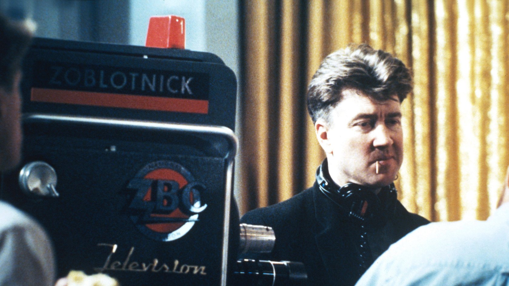 David Lynch am Set von „On the Air – Voll auf Sendung“.