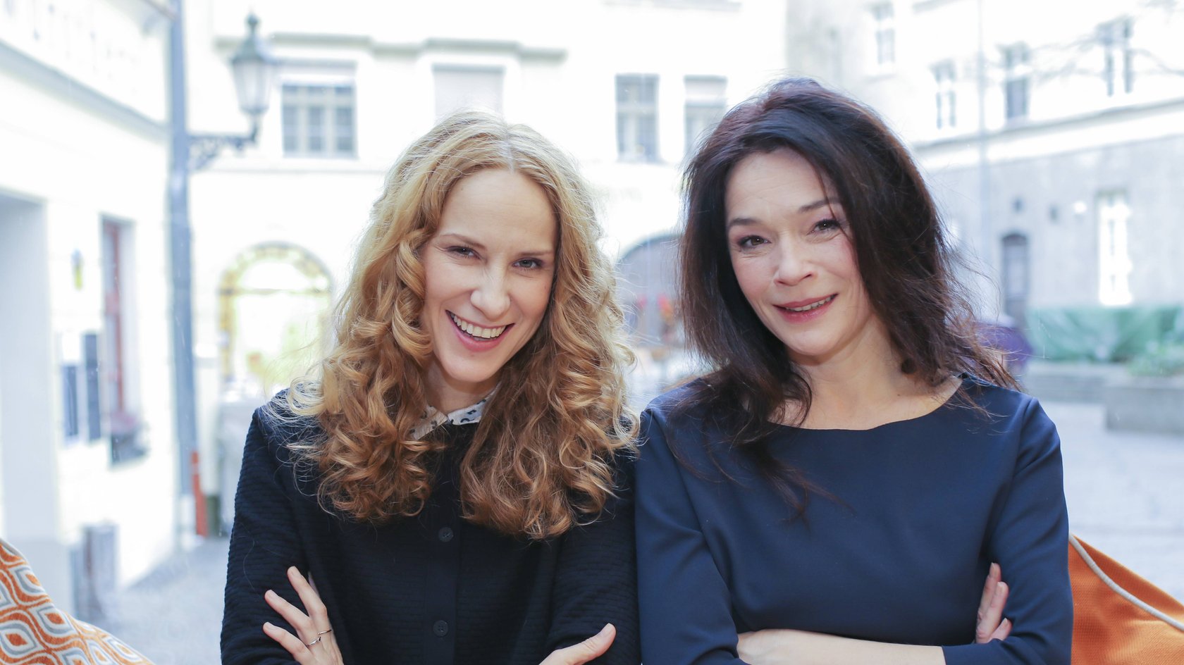 Chiara Schorras und Julia Stemberger bei einem Fototermin zu „Der Bozen-Krimi“, 2015.