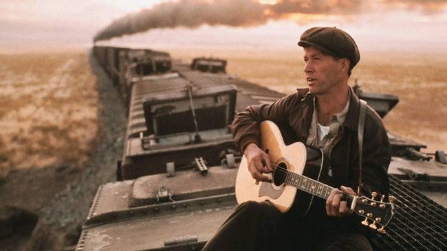 Woody Guthrie (David Carradine) zieht singend durchs Land.