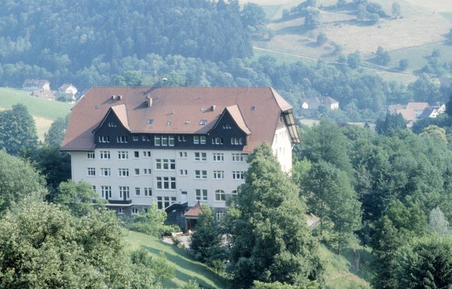 Der Carlsbau in Glottertal, mit seinem Halbwalm und der herrlichen Umgebung.