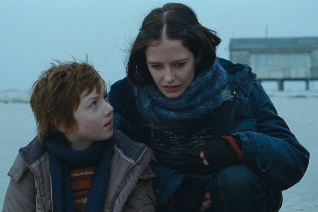 Rebecca (Eva Green) mit ihrem Sohn Tommy (Tristan Christopher).