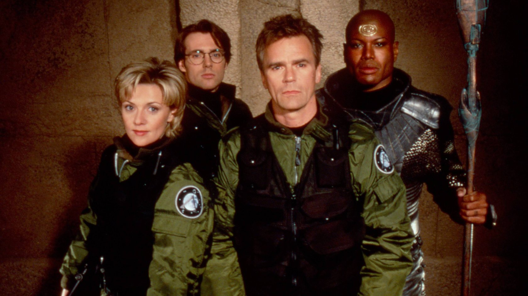 Amanda Tapping, Michael Shanks, Richard Dean Anderson und Christopher Judge in „Stargate SG-1“.