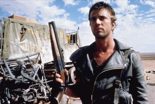 Max (Mel Gibson) hat sich bewaffnet.