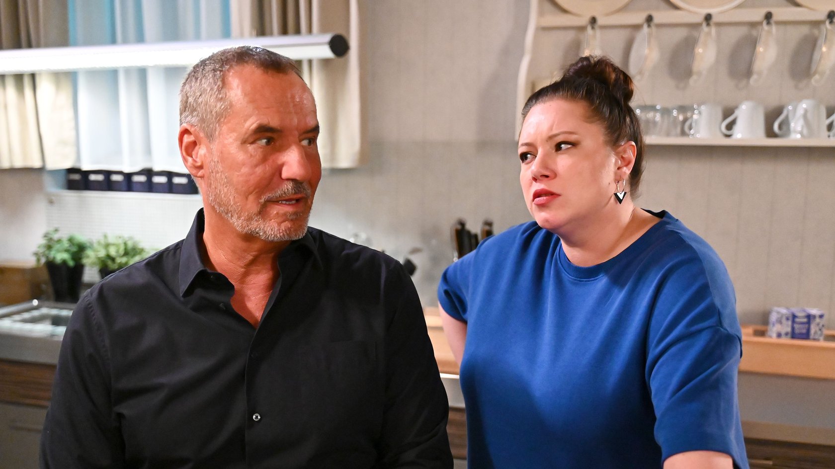 AWZ: Richard (Silvan-Pierre Leirich) stößt Vanessa (Julia Augustin) vor den Kopf, als er ihre Hilfe ablehnt. 