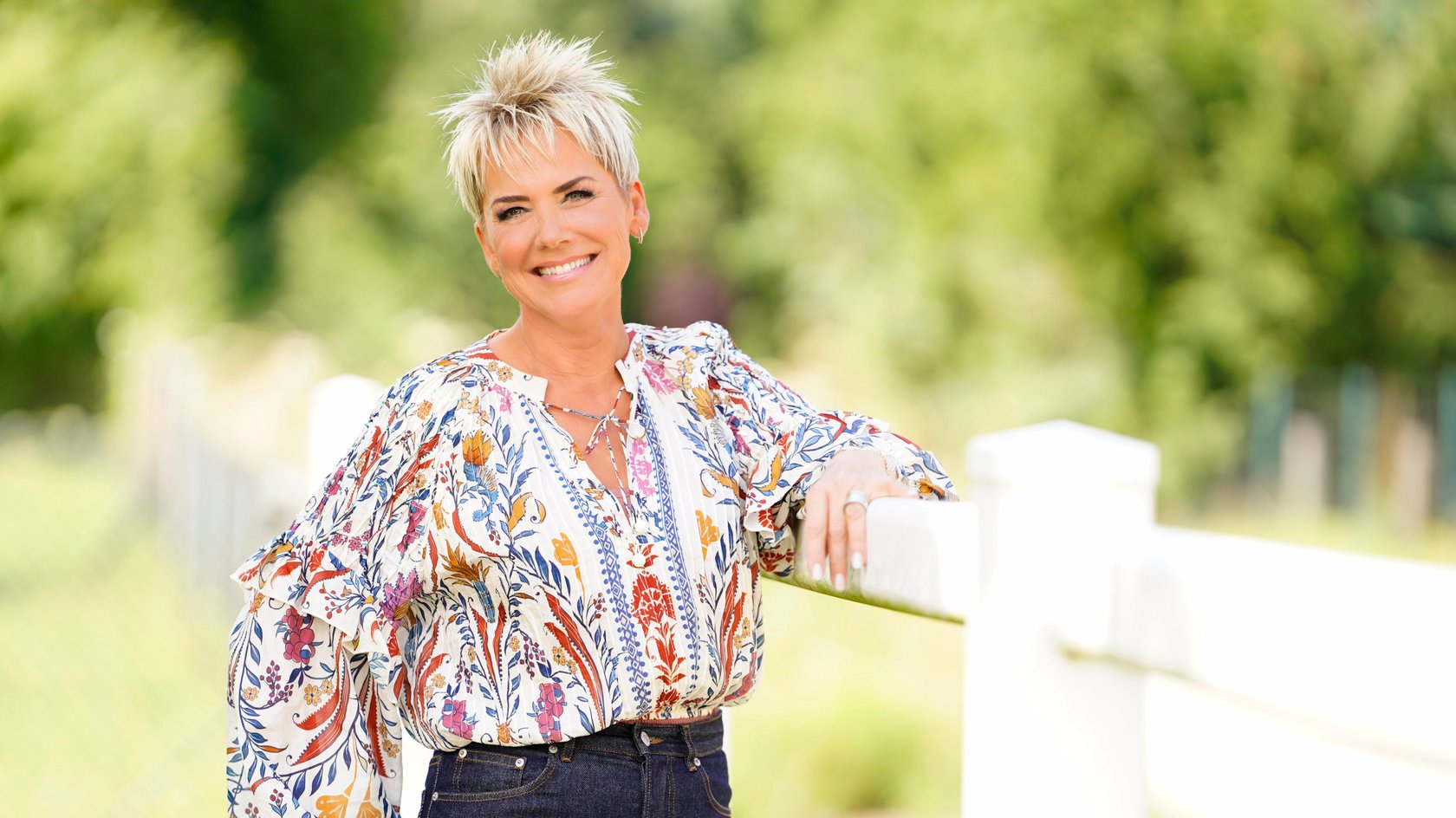 Inka Bause moderiert die 21. Staffel von "Bauer sucht Frau" im Herbst 2025. +++ Die Verwendung des sendungsbezogenen Materials ist nur mit dem Hinweis und Verlinkung auf RTL+ gestattet. +++