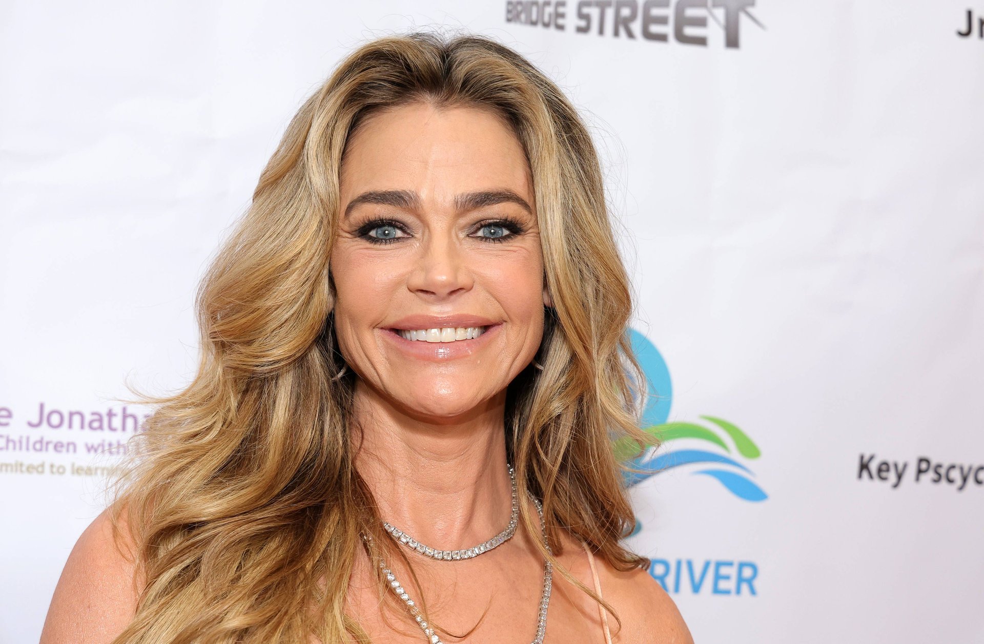 26 Jahre nach ihrer Bond-Girl-Karriere: So sieht Denise Richards heute aus