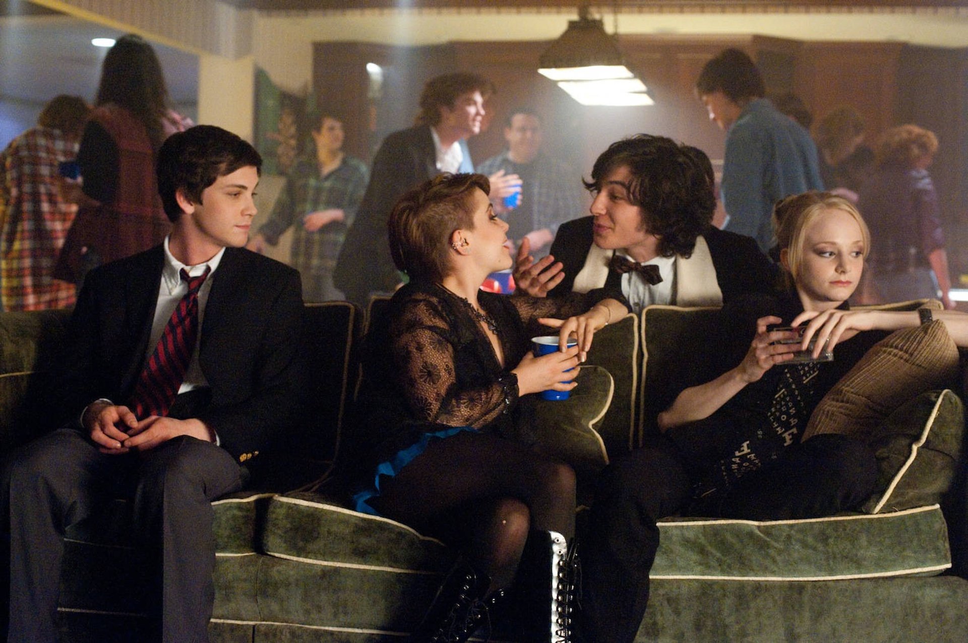 Schwieriges Filmquiz: Welcher Film steckt hinter diesem unscharfen Partybild?