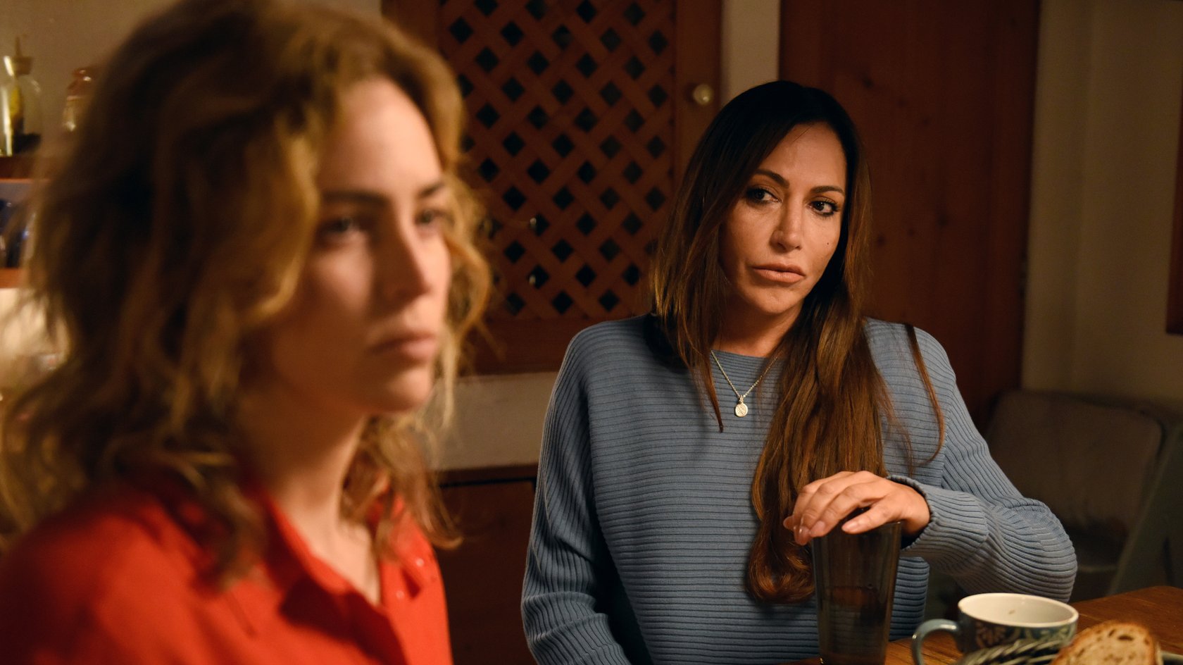 Trixie Weber (Nina Schmieder, l.) hat ein Geheimnis, von dem nur Katja Baumann (Simone Thomalla, r.) weiß.