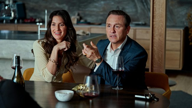Oscars Eltern Katarina (Danica Curcic) und Rasmus (Lars Ranthe) schützen ihren Sohn.
