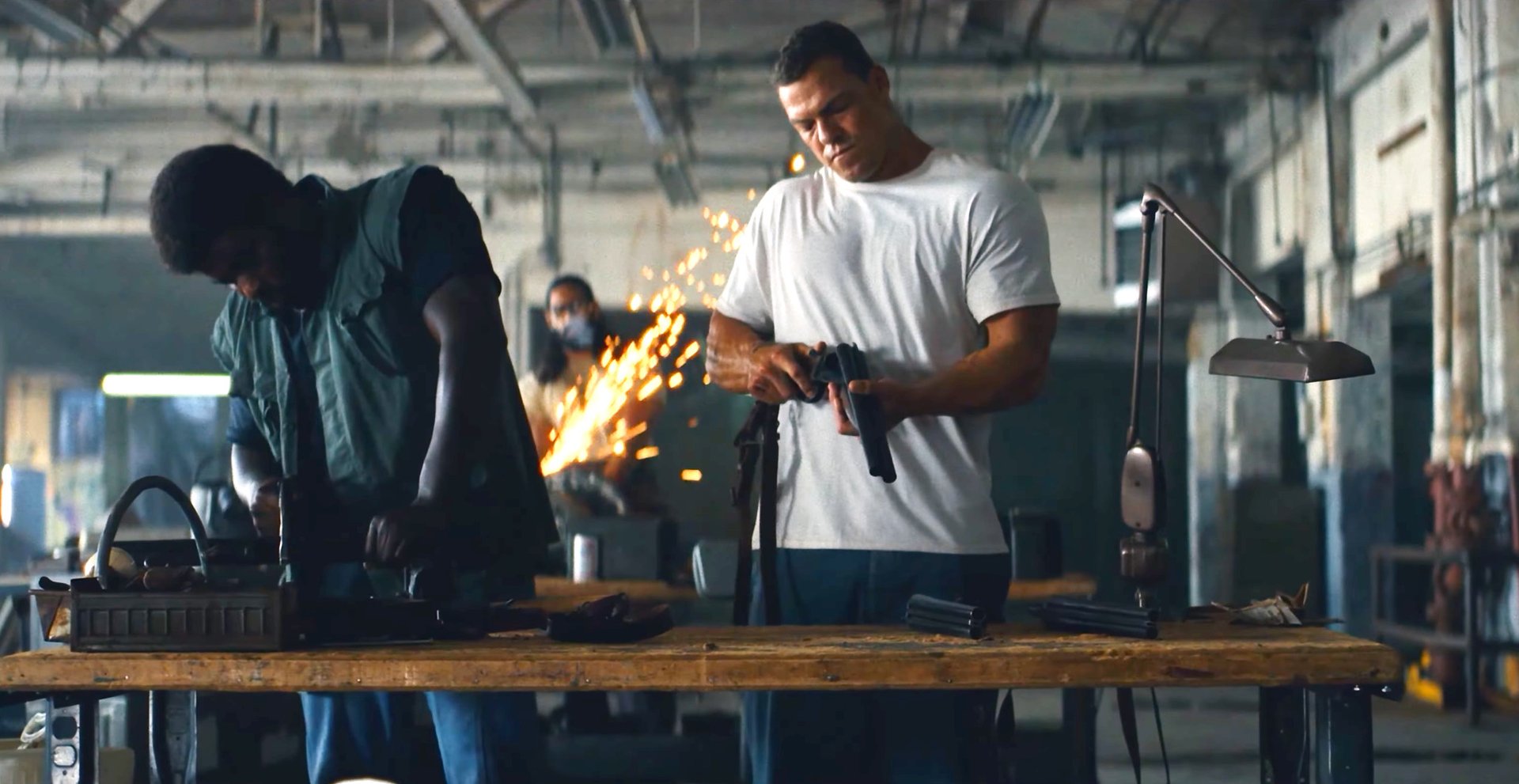 „Niemand schnappt dem Reacher die Freundin weg“: Erster Action-Trailer zum Revenge-Kracher mit „War Machine“-Star
