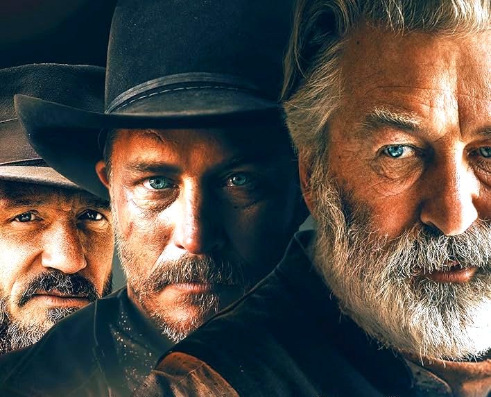 „Richtig guter Western“: Von tragischem Todesfall überschatteter Actionfilm mit Alec Baldwin & „Vikings“-Star ist jetzt auf Amazon