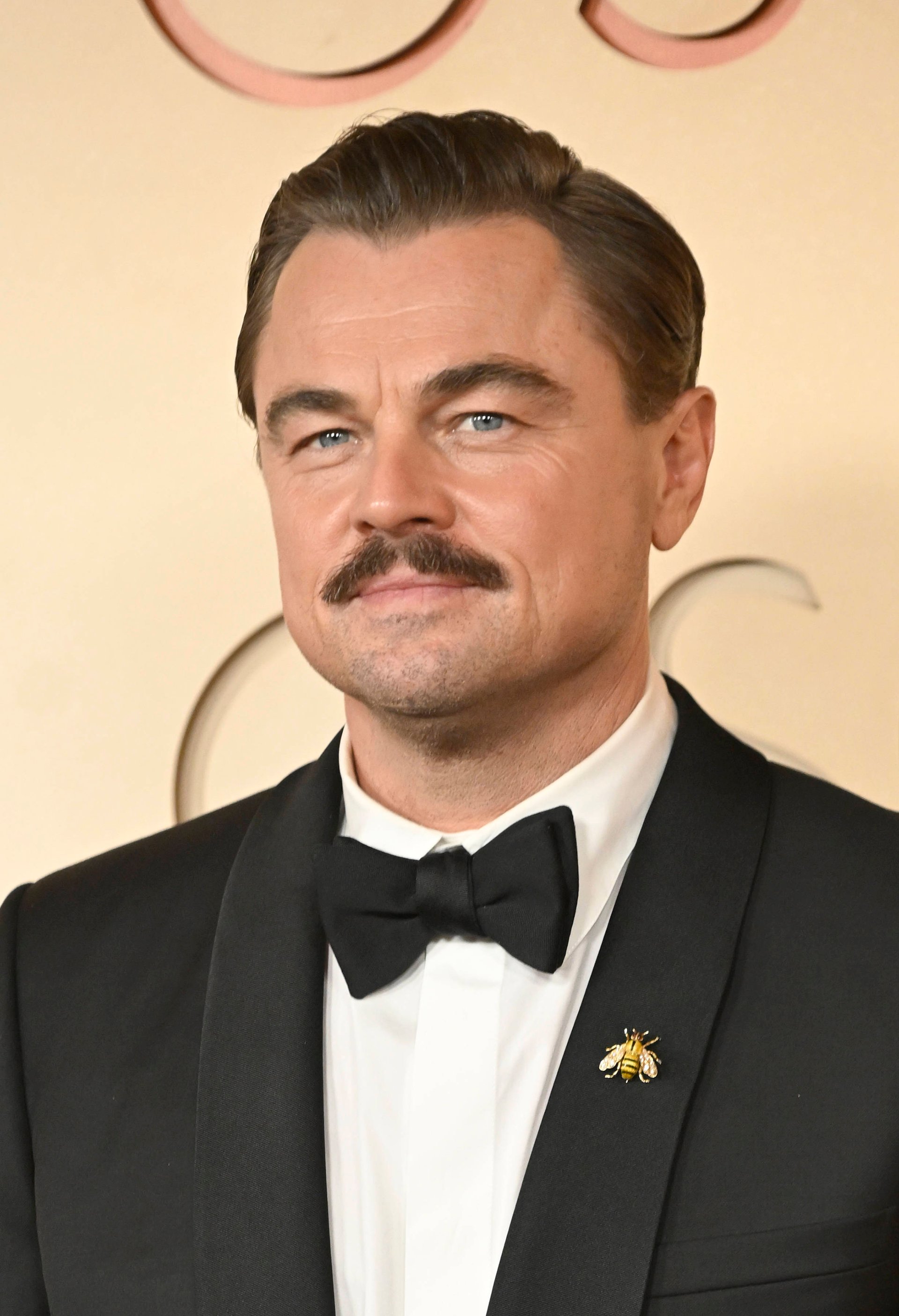 Deshalb also der Schnauzer: Erstes Bild zeigt Leonardo DiCaprio im neuen Mystery-Thriller von Martin Scorsese