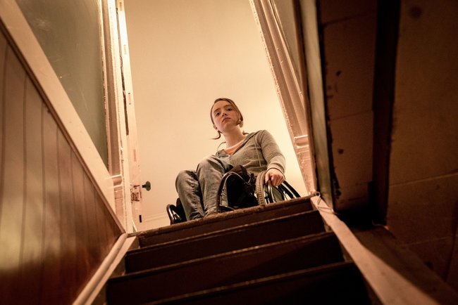 Treppen sind für Chloe (Kiera Allen) ein schier unüberwindbares Hindernis.