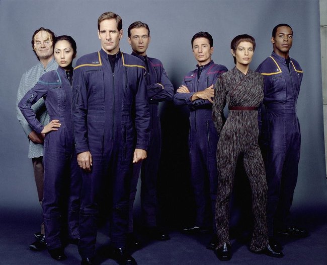 Die Crew der USS Enterprise in blauen Overalls.