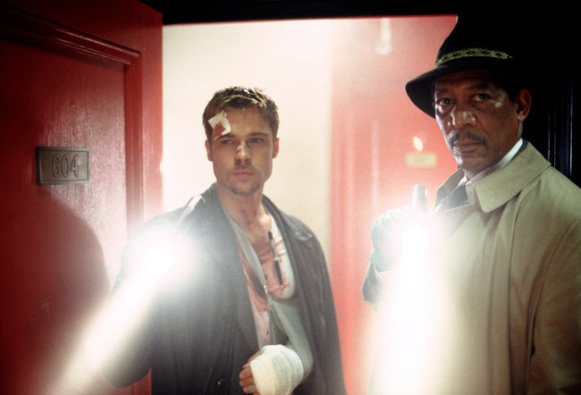 Somerset (Morgan Freeman) und Mills (Brad Pitt) sind auf einer heißen Spur.
