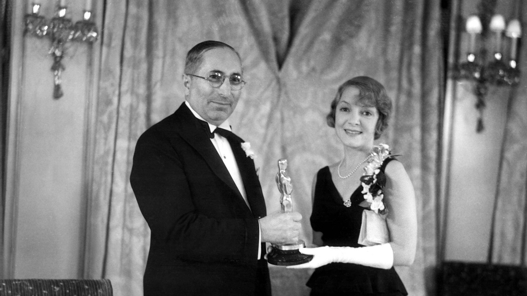 Louis B. Mayer und Helen Hayes mit ihrem Oscar für „Die Sünde der Madelon Claudet“.