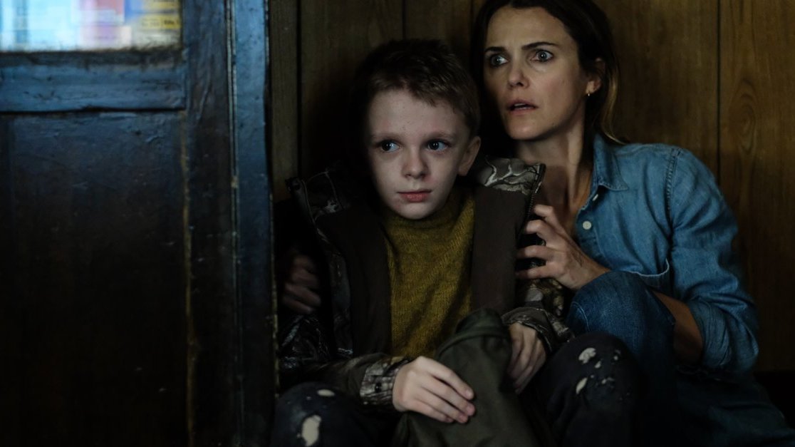 Lucas (Jeremy T. Thomas) und seine Englischlehrerin Julia (Keri Russell) beobachten das Monster.