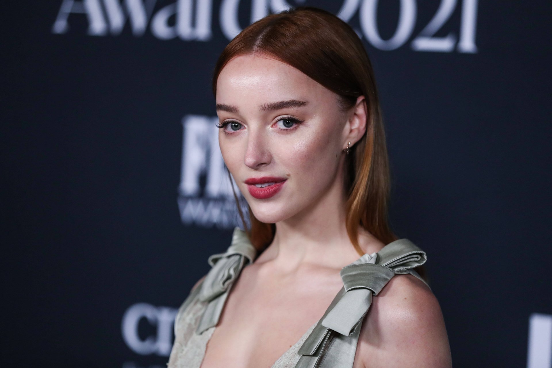Überraschende Wahl: Zwischen ihm und „Bridgerton“-Star Phoebe Dynevor wird es bald in „Beach Read“ knistern