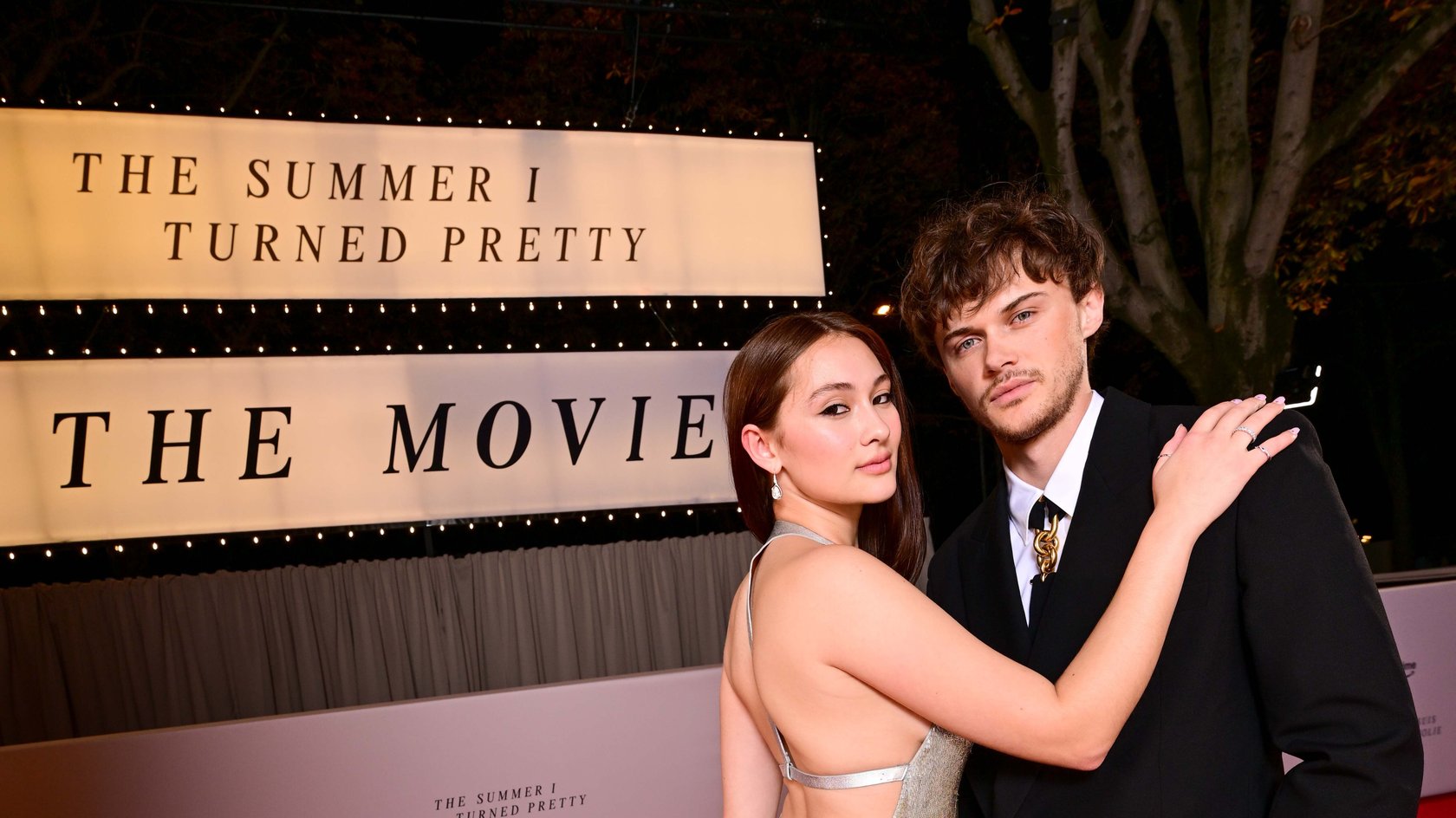 Lola Tung und Christopher Briney auf dem Roten Teppich