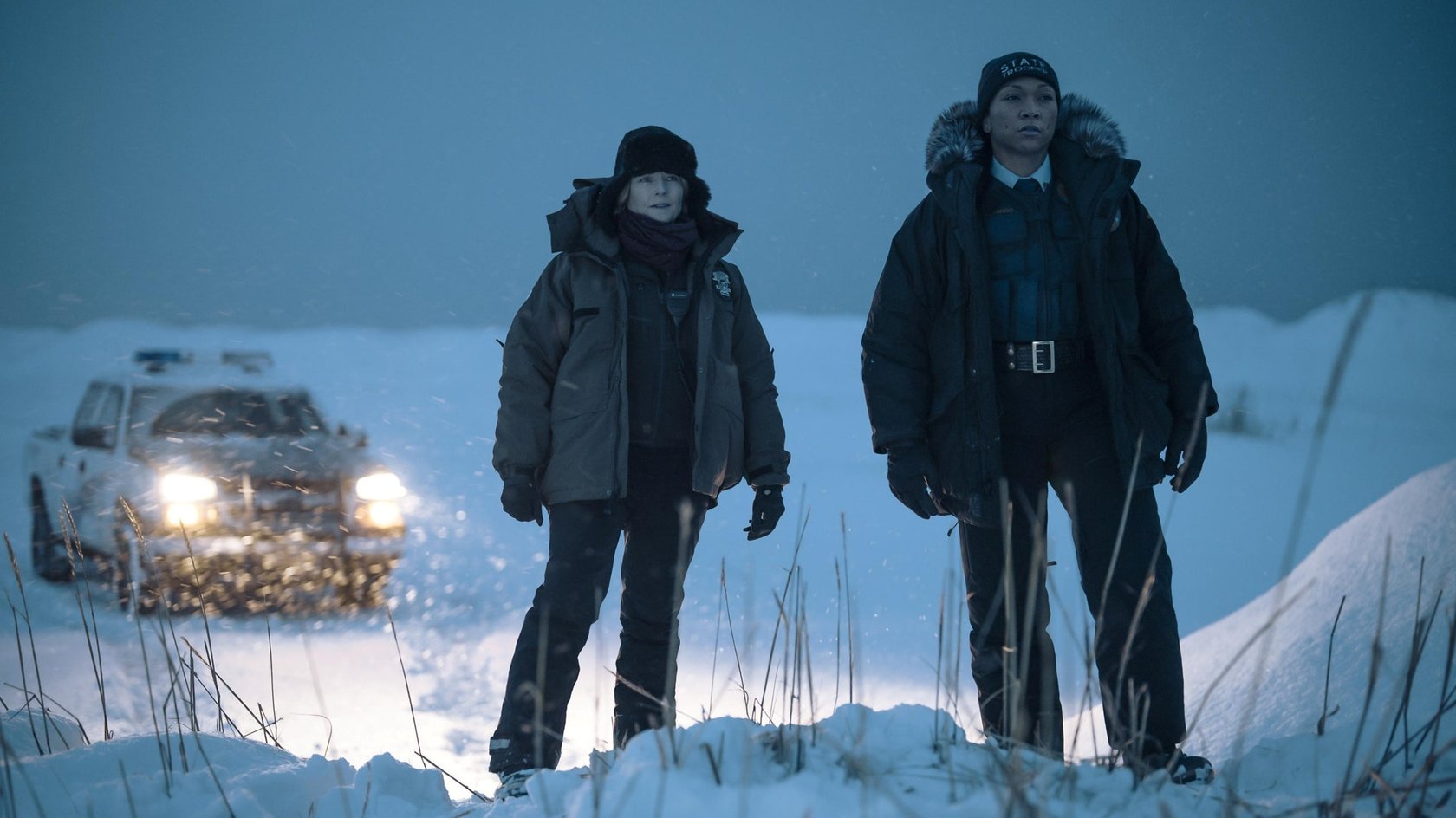 Liz Danvers (Jodie Foster) und Evangeline Navarro (Kali Reis) im Einsatz.