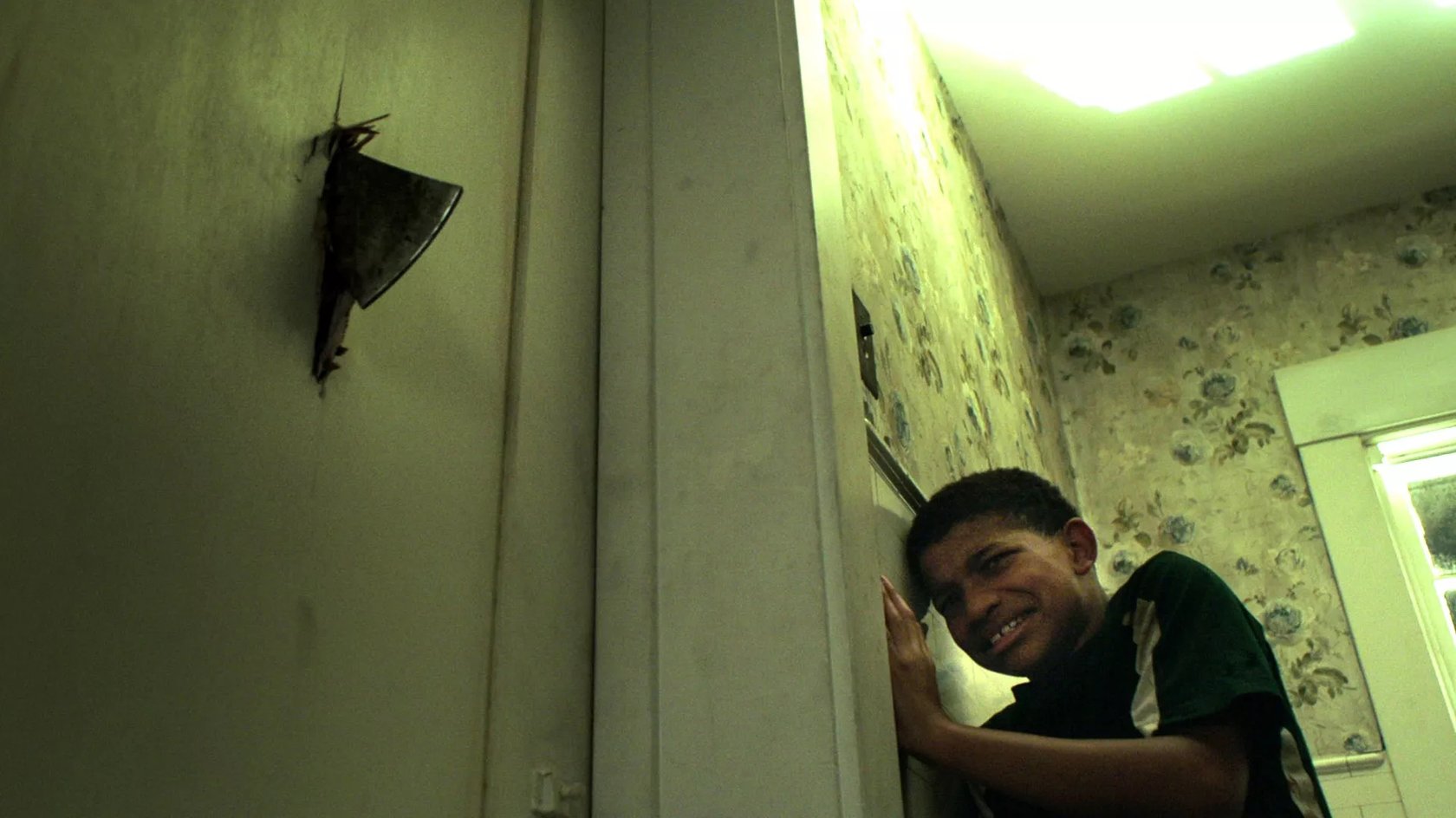 Lonnie Chavis als Bobby in „The Boy Behind The Door“.