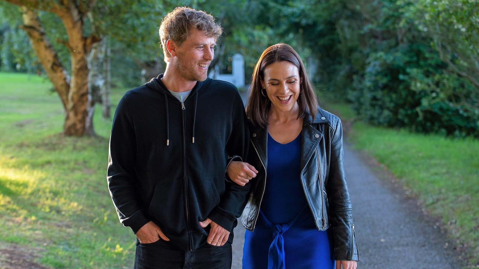 Janet (Roisin Gallagher) und Seamus (Johnny Flynn) kommen sich näher.