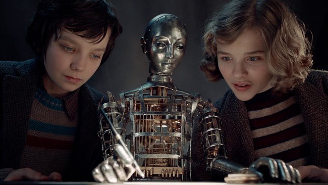 Was verrät der Roboter über Hugos (Asa Butterfield) Herkunft?