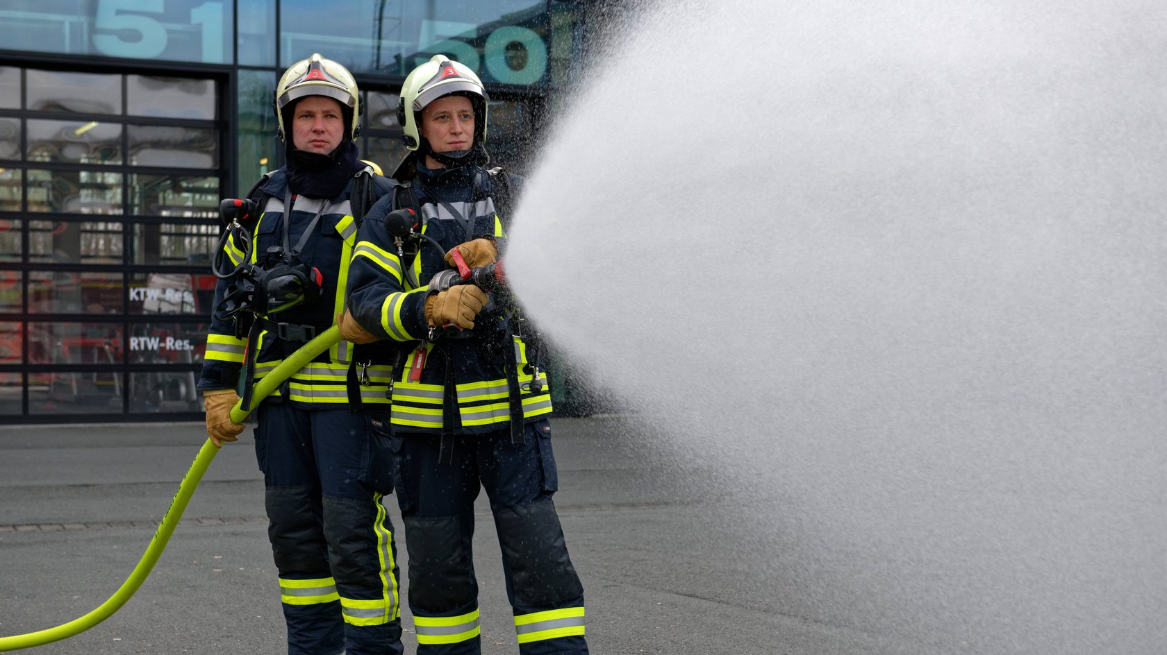Fans dürfen sich freuen, denn bald startet die 10. Staffel von „Feuer & Flamme“.