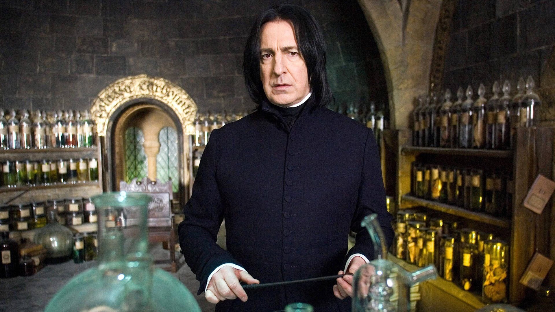 Furore-am-Harry-Potter-Set-Darum-schnauzte-Alan-Rickman-auf-fiese-Snape-Art-seine-Fantasy-Kollegen-am-Set-an