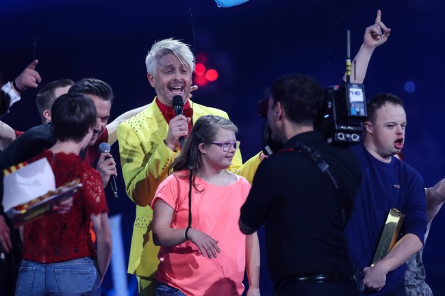 Ross Antony mit den Kids aus „Down the Road“ bei der ARD-Show „Schlagerchampions“.