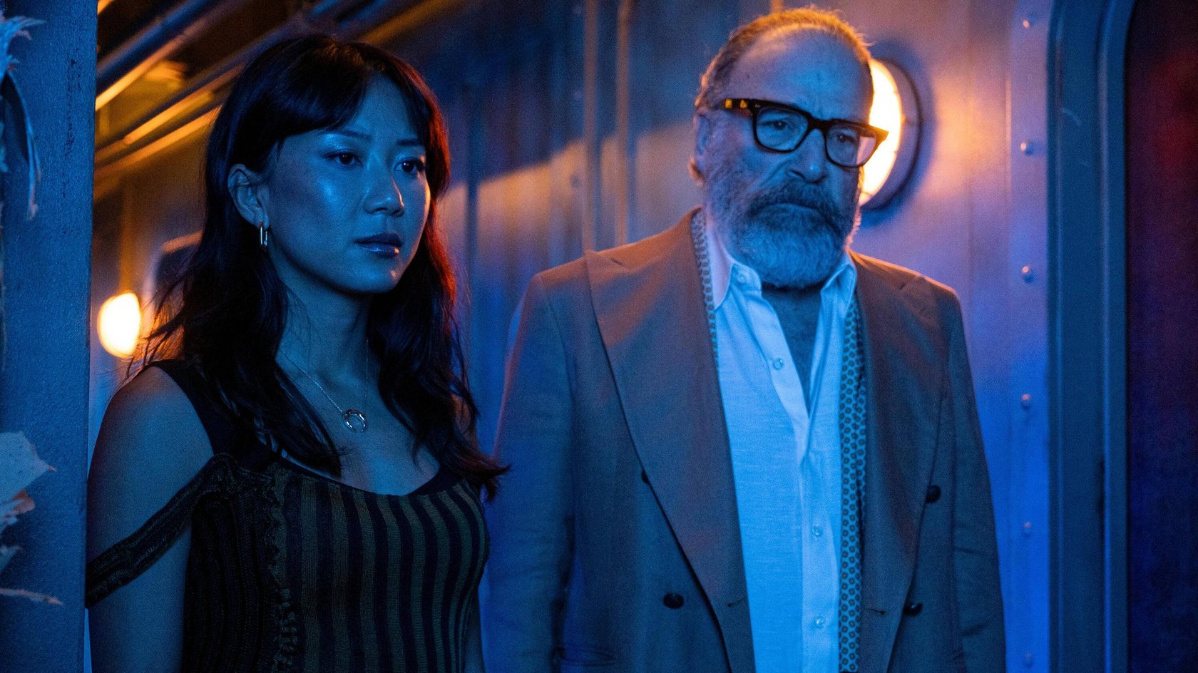 Angela Zhou und Mandy Patinkin in „Death and Other Details“.