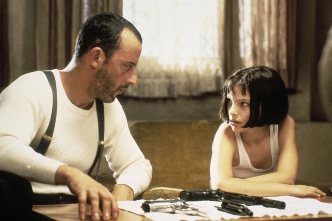 Léon (Jean Reno) kümmert sich um die verwaiste Mathilda (Natalie Portman).