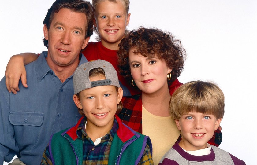HOME IMPROVEMENT, from left: Tim Allen, Jonathan Taylor Thomas wearing cap, Zachery Ty Bryan, Patricia Richardson, Taran Noah Smith, 1992, 1991-99. ph: Bob D Amico/Touchstone Television / Courtesy: Everett Collection Ref:T2DHOIM TO003 PUBLICATIONxINxGERxSUIxAUTxONLY Copyright: xx T2DHOIM TO003
