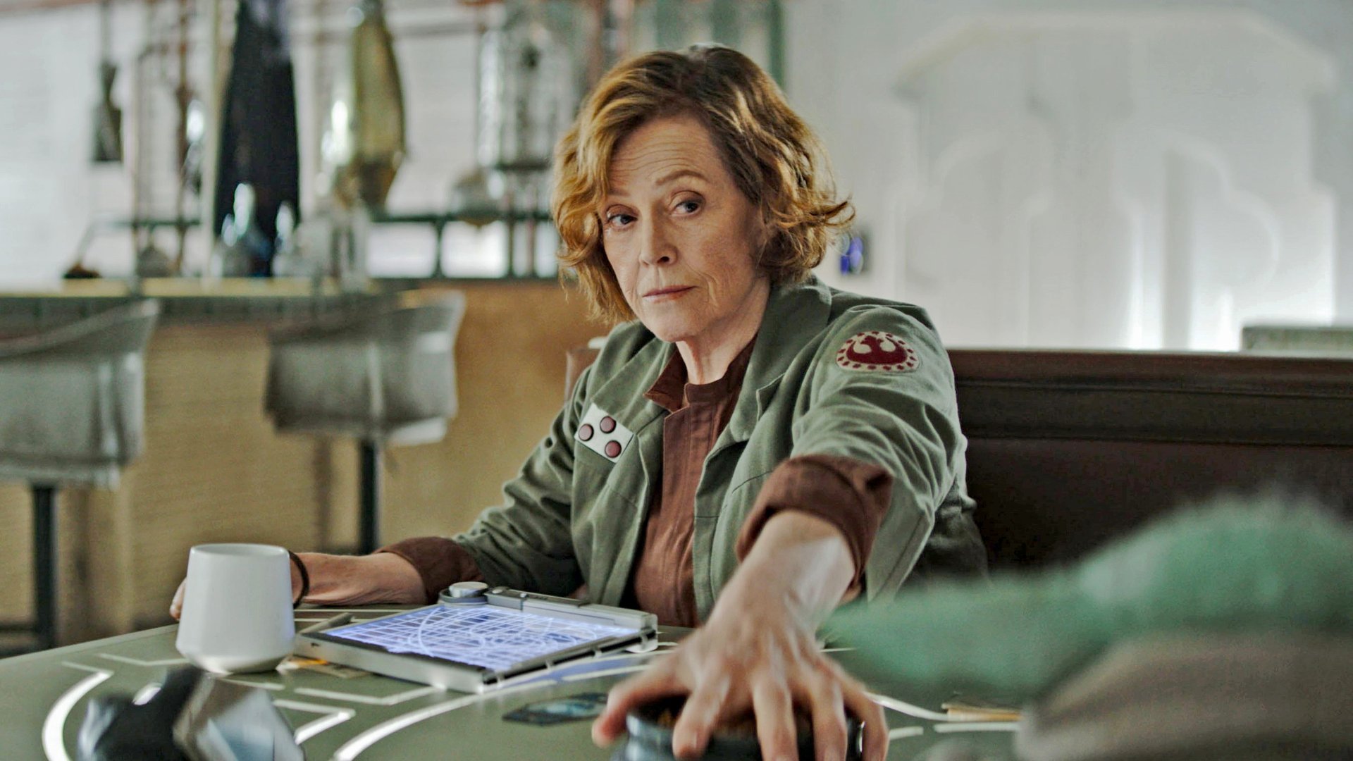 „Habe mich sofort in die Geschichte verliebt“: Sci-Fi-Star Sigourney Weaver über ihr „Star Wars“-Debüt in „The Mandalorian & Grogu“ 38259216b6d247a15dc34ba3a1 ZmMgODA5MDc5ZjVmZmZmIDE5MjAgMANjMjM1MTY0MWNiYQ==