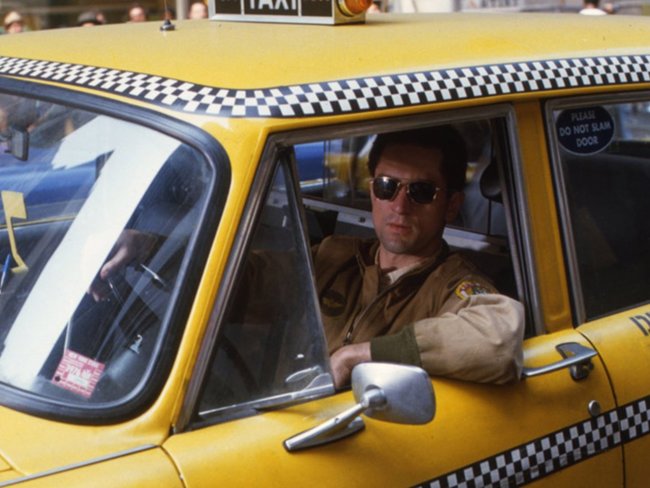 Travis Bickle (Robert De Niro) verdient sich als Taxifahrer sein Geld.