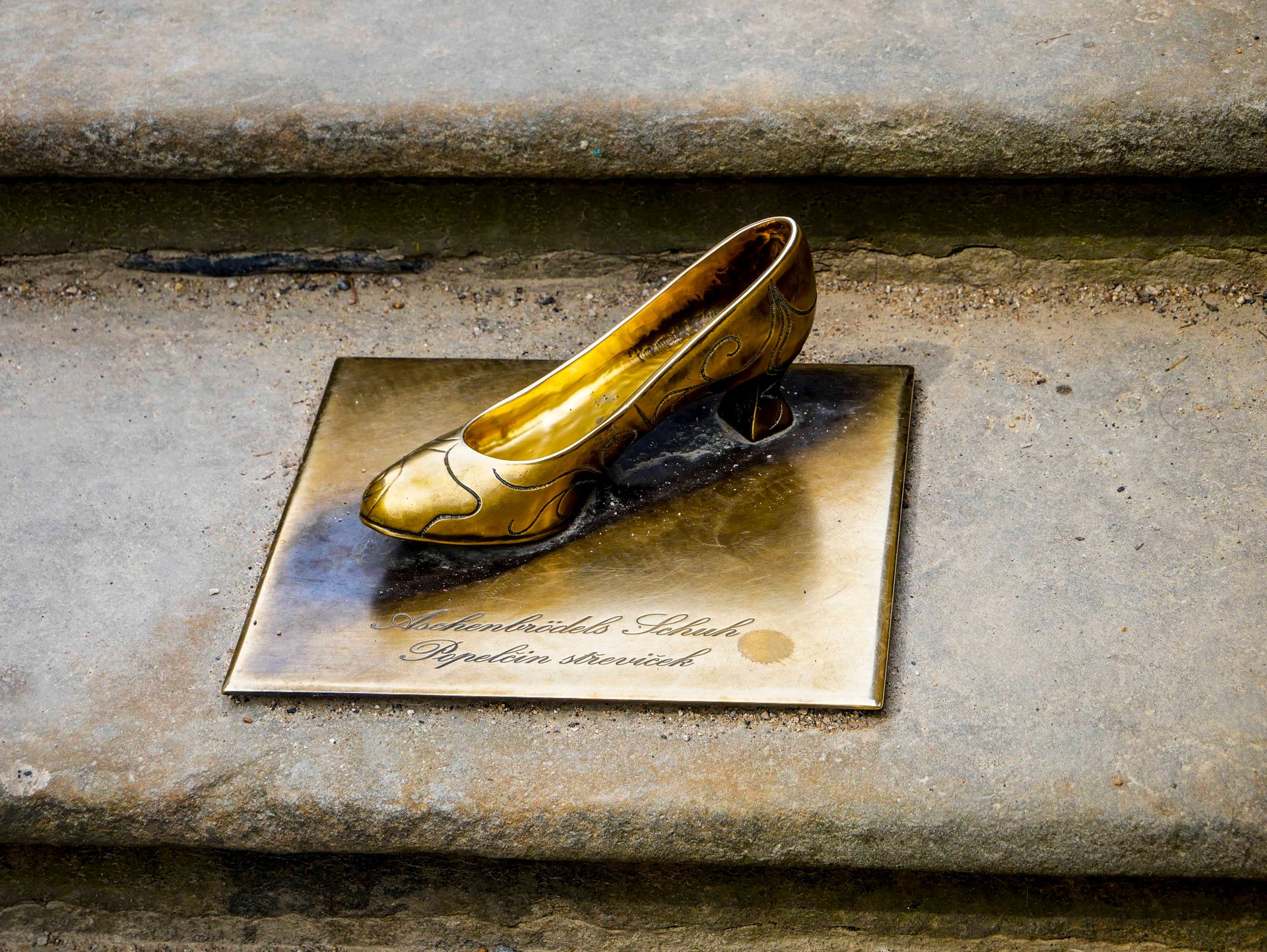 lsp Der Schuh von Aschenproedel Aussen Tag Bauwerk in Sachsen Schloss Moritzburg ist die ehemalige Jagdresidenz der Kurfuersten und Koenige von Sachsen in der Gemeinde Moritzburg bei Dresden. Die barocke Vierfluegelanlage wurde 1542 unter Herzog Moritz durch Hans Dehn-Rothfelser begonnen und 1730 durch Kurfürst August den Starken von Matthäus Daniel Poeppelmann vollendet Sachsen Deutschland *** lsp The Shoe of Aschenproedel Outside Day Building in Saxony Moritzburg Castle is the former hunting residence of the Electors and Kings of Saxony in the municipality of Moritzburg near Dresden The baroque four-winged complex was begun in 1542 under Duke Moritz by Hans Dehn Rothfelser and completed in 1730 by Elector Augustus the Strong by Matthäu