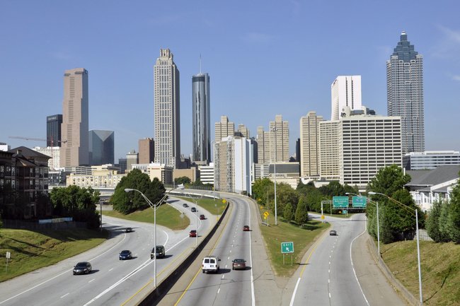 Der Freedom Parkway mit der Skyline von Atlanta.